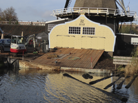 902135 Afbeelding van het construeren van een nieuwe helling naar de Leidsche Rijn, voor de houtloods van houtmolen De ...
